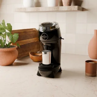 Kit de Acabado de Base para Niche Zero – kit negro sobre una Niche Zero negra, en una cocina