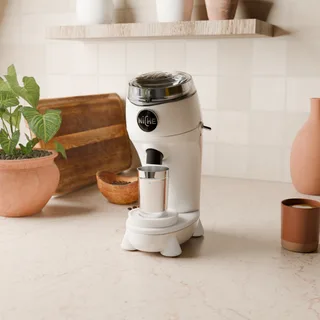 Kit de Acabado de Base para Niche Zero – kit blanco sobre una Niche Zero blanca, en una cocina