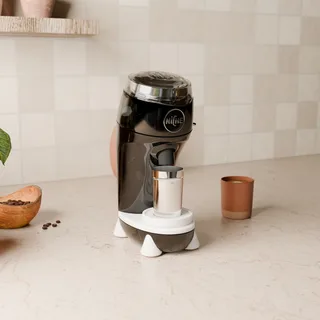 Kit de Acabado de Base para Niche Zero – kit blanco sobre una Niche Zero negra, en una cocina