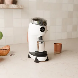 Kit de Acabado de Base para Niche Zero – kit negro sobre una Niche Zero blanca, en una cocina