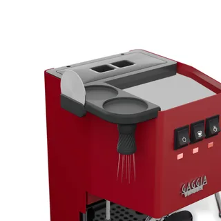 Ablage mit Mini-WDT-Tool für Gaggia Classic – Nahaufnahme der Ablage auf der Maschine, auf Weiß