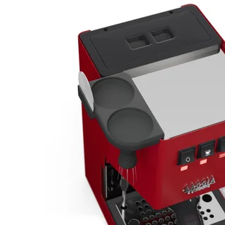 Ablage mit Mini-WDT-Tool für Gaggia Classic – die Ablage auf der Maschine, von oben gesehen, auf Weiß