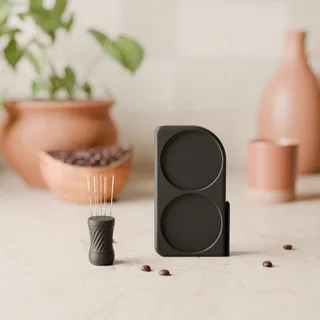 Ablage mit Mini-WDT-Tool für Gaggia Classic – Vorderansicht von Ablage und Mini-WDT-Tool, in einer Küche