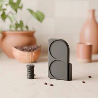 Ablage mit Mini-WDT-Tool für Gaggia Classic – Ablage und Mini-WDT-Tool, Dreiviertelansicht von vorn, in einer Küche