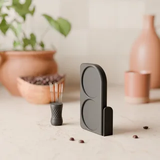 Ablage mit Mini-WDT-Tool für Gaggia Classic – die Seite der Ablage mit dem Puck-Screen-Fach, in einer Küche