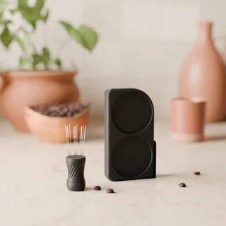 Ablage mit Mini-WDT-Tool für Gaggia Classic – Ablage und Mini-WDT-Tool, von rechts gesehen, in einer Küche