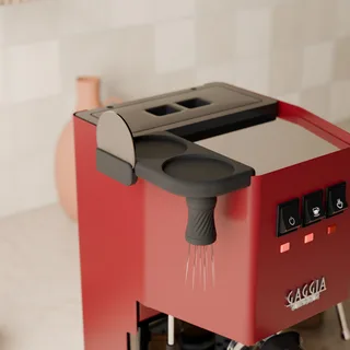 Ablage mit Mini-WDT-Tool für Gaggia Classic – Nahaufnahme der Ablage auf der Maschine, in einer Küche