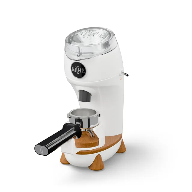Portafilterhouder voor Niche Zero – houder op een Niche Zero met een portafilter erin, op wit