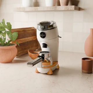 Supporto Portafiltro per Niche Zero – supporto su un Niche Zero con un portafiltro, in una cucina