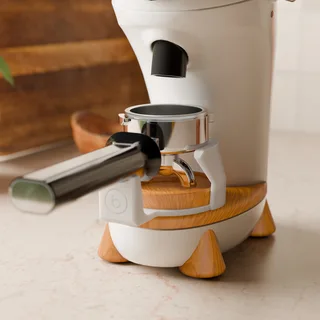 Supporto Portafiltro per Niche Zero – primo piano del supporto con un portafiltro, in una cucina