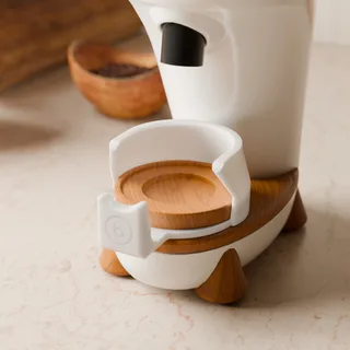 Supporto Portafiltro per Niche Zero – primo piano del supporto vuoto con l'appoggio per il bicchiere in legno, in una cucina