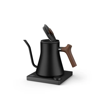 Porte-Couvercle pour Fellow Stagg EKG – sur une Fellow Stagg EKG noir mat, le couvercle debout à 56°, sur fond blanc