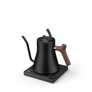 Porte-Couvercle pour Fellow Stagg EKG – sur la bouilloire sans le couvercle, centre ouvert, sur fond blanc
