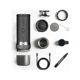 K2-Set ausgelegt auf Weiß: Gehäuse, graue Tasse, Stahlsieb, Ringe und Siebscheiben, USB-Kabel und Bürste
