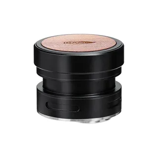 IKAPE V5 Distributor Tamper für Espresso auf Weiß, Holzoberteil mit IKAPE Logo, schwarzer Körper, geschlitzter unterer Ring