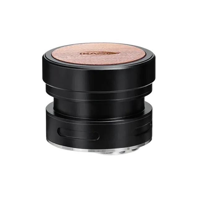 IKAPE V5 Distributor Tamper für Espresso auf Weiß, Holzoberteil mit IKAPE Logo, schwarzer Körper, geschlitzter unterer Ring
