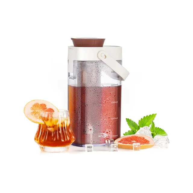 Braune Ausführung des Cold-Brew-Krugs: braune Ausgusskappe, cremefarbener Deckel und Griff, mit Cold Brew gefüllt
