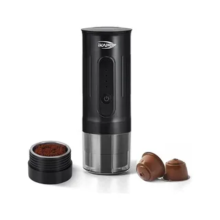 Schwarze IKAPE K1 mit ihrem Siebfach für gemahlenen Kaffee, mit Kaffee gefüllt, und zwei Kaffeekapseln