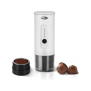 Weiße IKAPE K1 mit ihrem Siebfach für gemahlenen Kaffee, mit Kaffee gefüllt, und zwei Kaffeekapseln