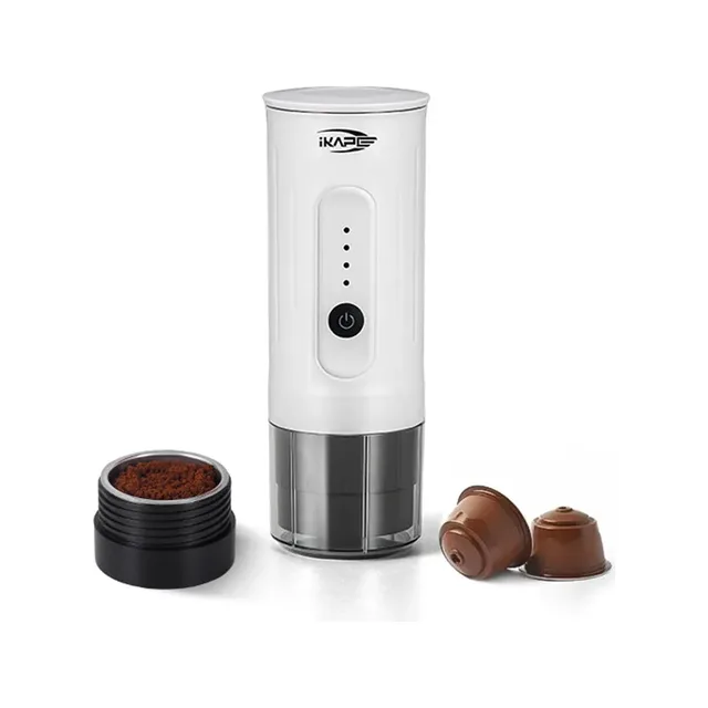 Weiße IKAPE K1 mit ihrem Siebfach für gemahlenen Kaffee, mit Kaffee gefüllt, und zwei Kaffeekapseln