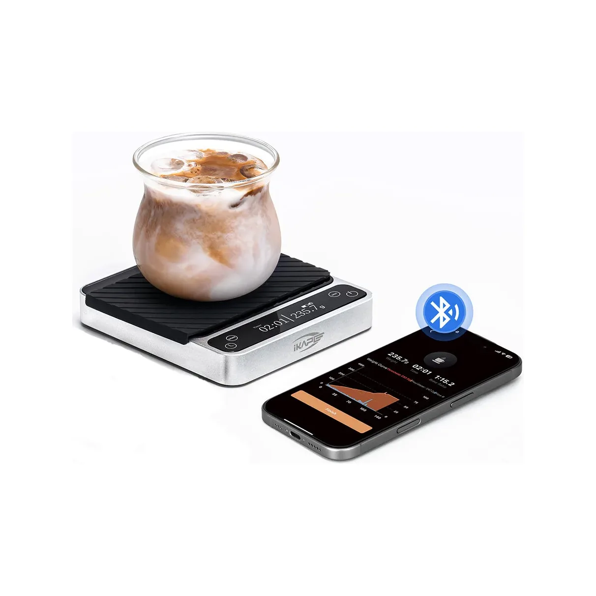 IKAPE V2 Pro Kaffeewaage Bluetooth in Silber wiegt einen Iced Latte, daneben die IKAPE Cafe App offen auf einem Handy