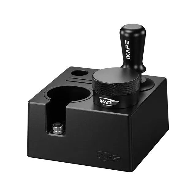 IKAPE V3 Tamper Set mit Distributor in Schwarz, beide Werkzeuge stehen auf der 7-in-1-Box aus ABS