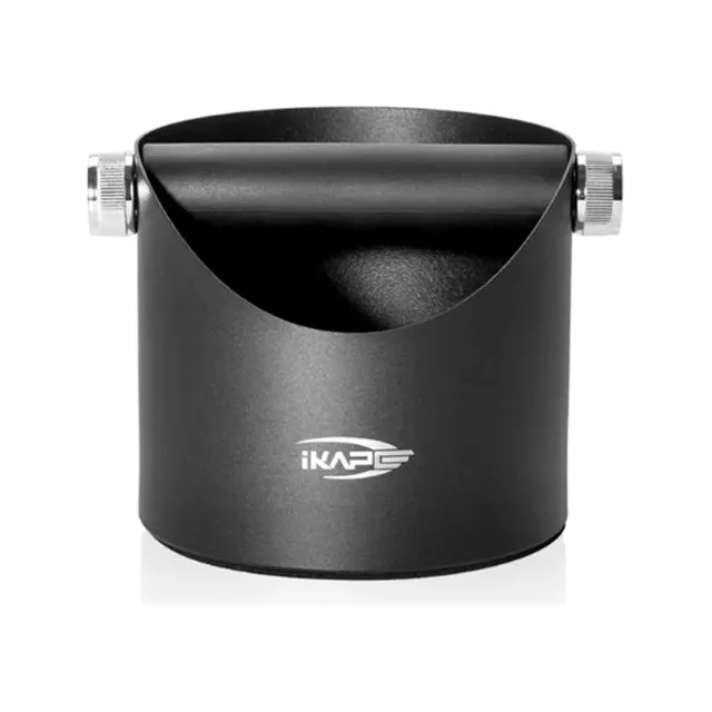 IKAPE V1 Abschlagbehälter Edelstahl, klein, in Schwarz: Vorderansicht der gebogenen Öffnung und der Klopfstange über dem Rand