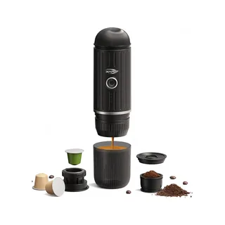 Schwarze V1 brüht Espresso in ihre Tasse, ringsum Kapseln, das Kapsel-Unterteil und das Unterteil für Kaffeemehl