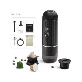 Schwarze V1 mit Kapseln und beiden Unterteilen, daneben das Zubehör: Bürste, Tamper, Ring, Anleitung, Löffel, Kabel, Beutel
