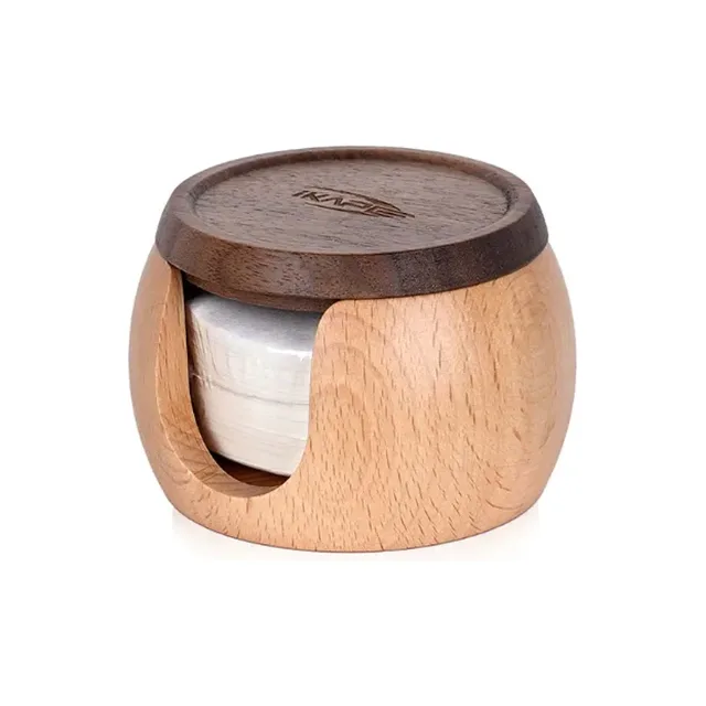 IKAPE Papierfilter Siebträger mit Halter: helle Holzbox mit dunklem Holzdeckel, durch die Kerbe weiße Filter sichtbar