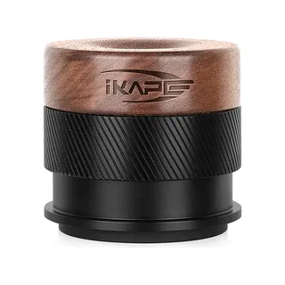 IKAPE V4 Espresso-Tamper Nussbaum auf Weiß: Nussbaumkopf mit Gravur IKAPE über schwarzem Rändelgriff und schwarzer Basis