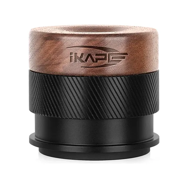 IKAPE V4 Espresso-Tamper Nussbaum auf Weiß: Nussbaumkopf mit Gravur IKAPE über schwarzem Rändelgriff und schwarzer Basis