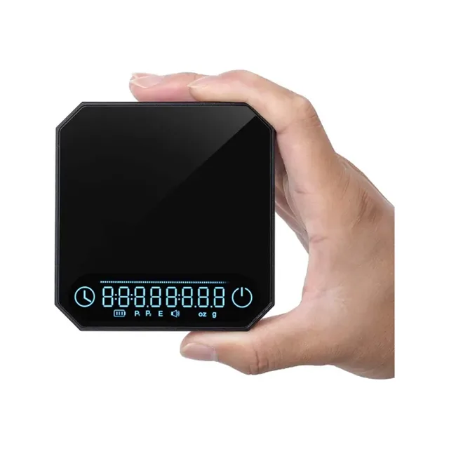 IKAPE V3 Kaffeewaage Aluminium in Schwarz, in einer Hand gehalten, das Display mit allen Segmenten beleuchtet