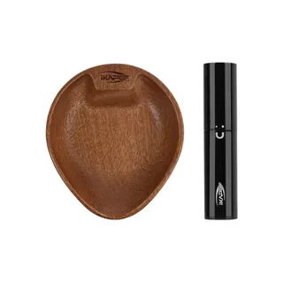 IKAPE Dosierschale für Kaffeebohnen aus Holz neben einer schwarzen RDT Sprühflasche, beide mit IKAPE Aufschrift, auf Weiß