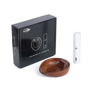 Schwarze Schachtel mit dem Namen des Sets, neben der Bohnenschale aus Holz und einer weißen Sprühflasche