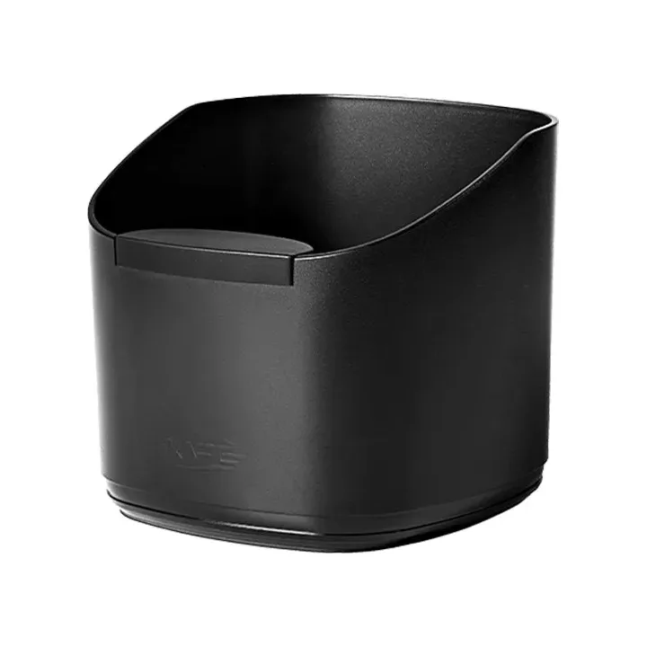 IKAPE Abklopfbehälter Kaffee V2 aus schwarzem ABS, Dreiviertelansicht, der Klopfblock quer über dem niedrigen vorderen Rand