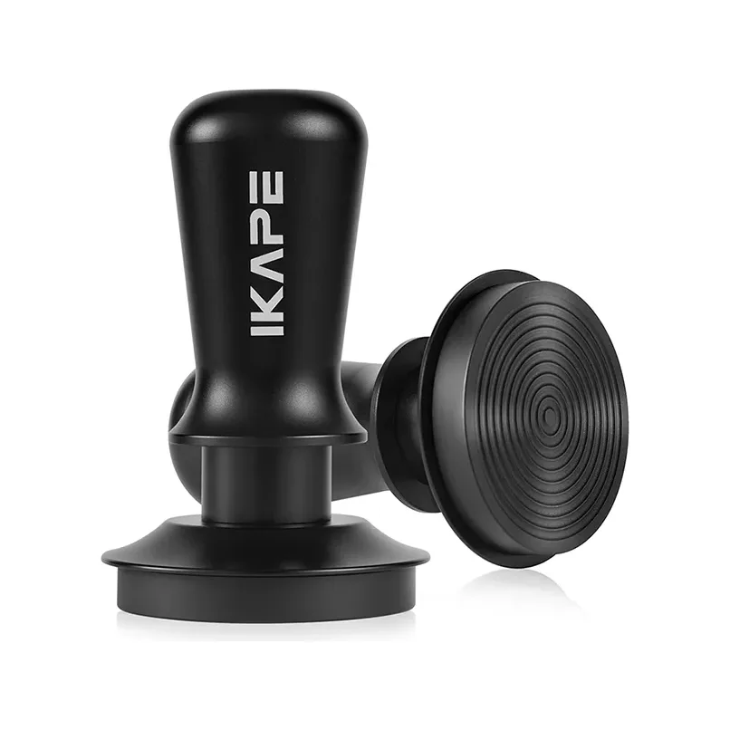 IKAPE V3 kalibrierter Tamper schwarz, ganz in Schwarz: einer aufrecht, ein zweiter gekippt, sein Boden mit Ringen sichtbar