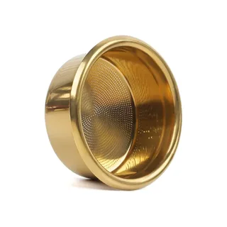 IKAPE Matrix Sieb, Präzisionssieb in Gold, schräg auf Weiß, innen ein gleichmäßiges Raster lasergeschnittener Löcher