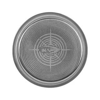 Boden des silbernen Matrix-Siebs nah von oben, das gleichmäßige Lochraster mit graviertem Stern und IKAPE Logo