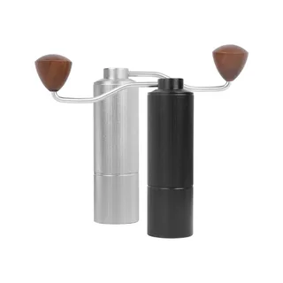 IKAPE Line Handkaffeemühle Filterkaffee mit Mahlwerk in Silber und Schwarz, nebeneinander, die Kurbeln nach außen