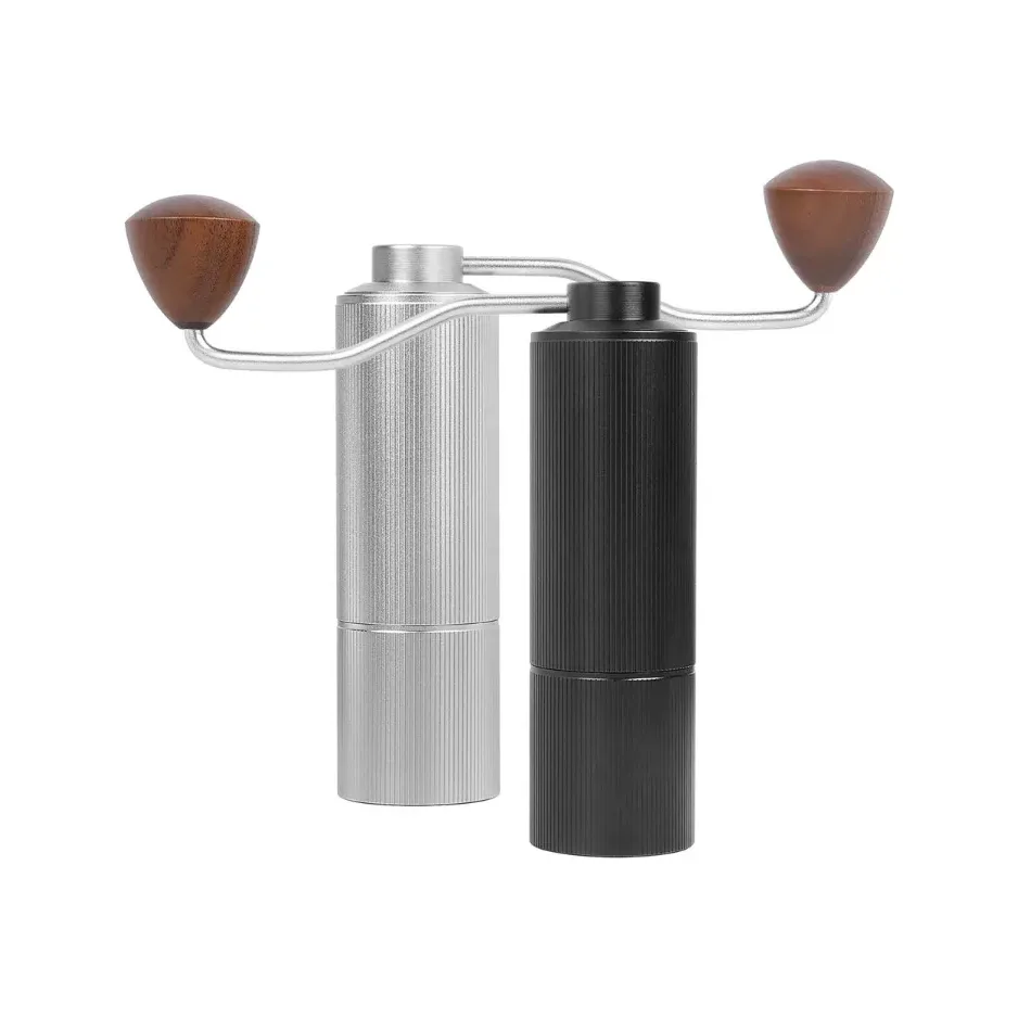 IKAPE Line Handkaffeemühle Filterkaffee mit Mahlwerk in Silber und Schwarz, nebeneinander, die Kurbeln nach außen