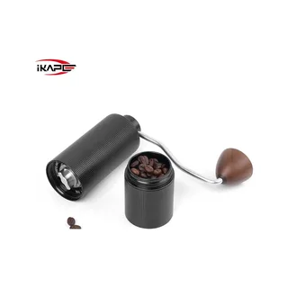 Schwarze Line Mühle liegend neben ihrer unteren Kammer, die mit ganzen Kaffeebohnen gefüllt ist