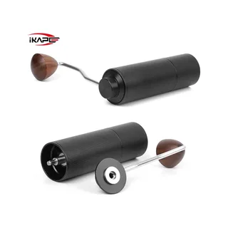 Zwei Ansichten der schwarzen Line Mühle: liegend zusammengesetzt und mit oben abgenommener Kurbel und Kappe