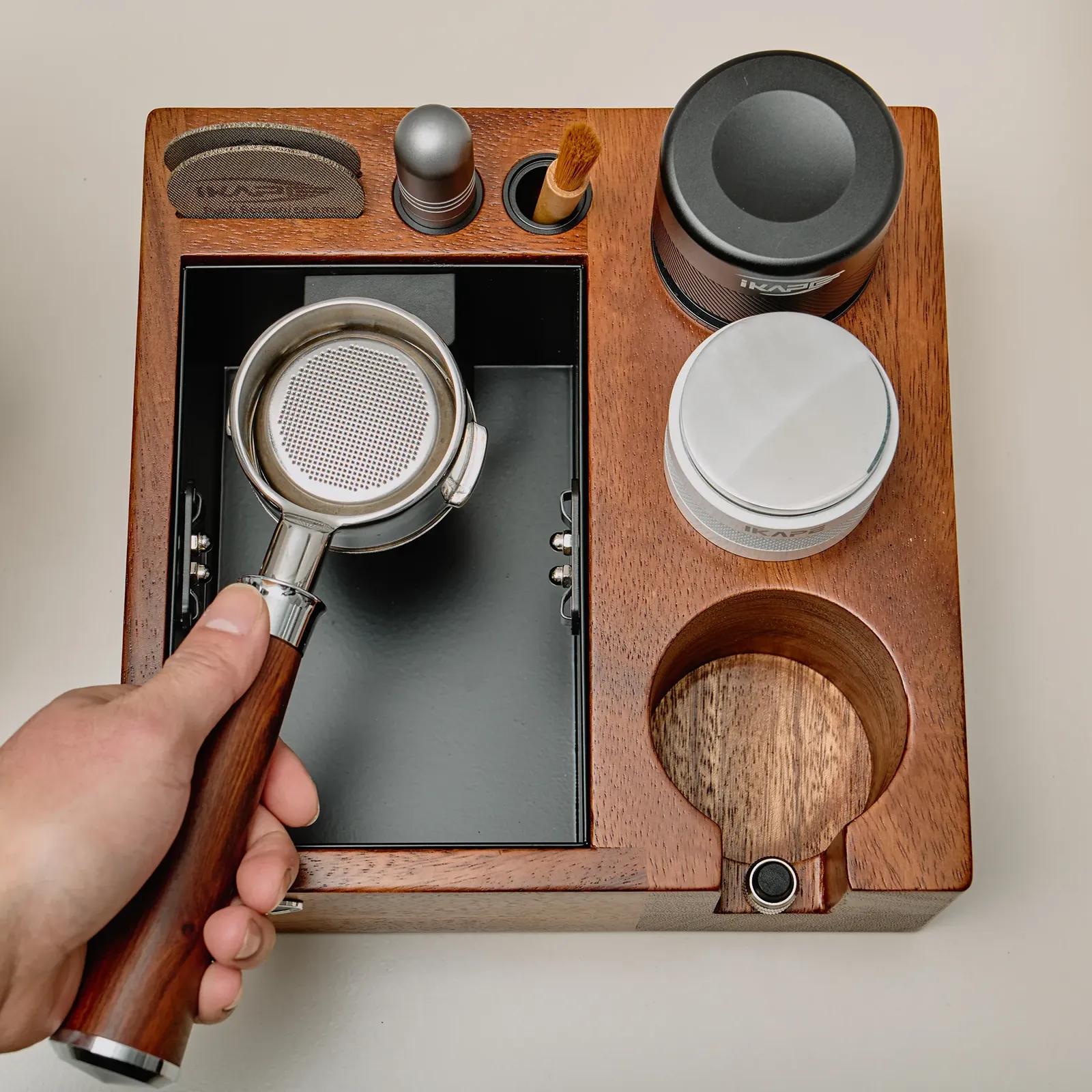 IKAPE Espresso-Werkzeuge auf einer Arbeitsplatte