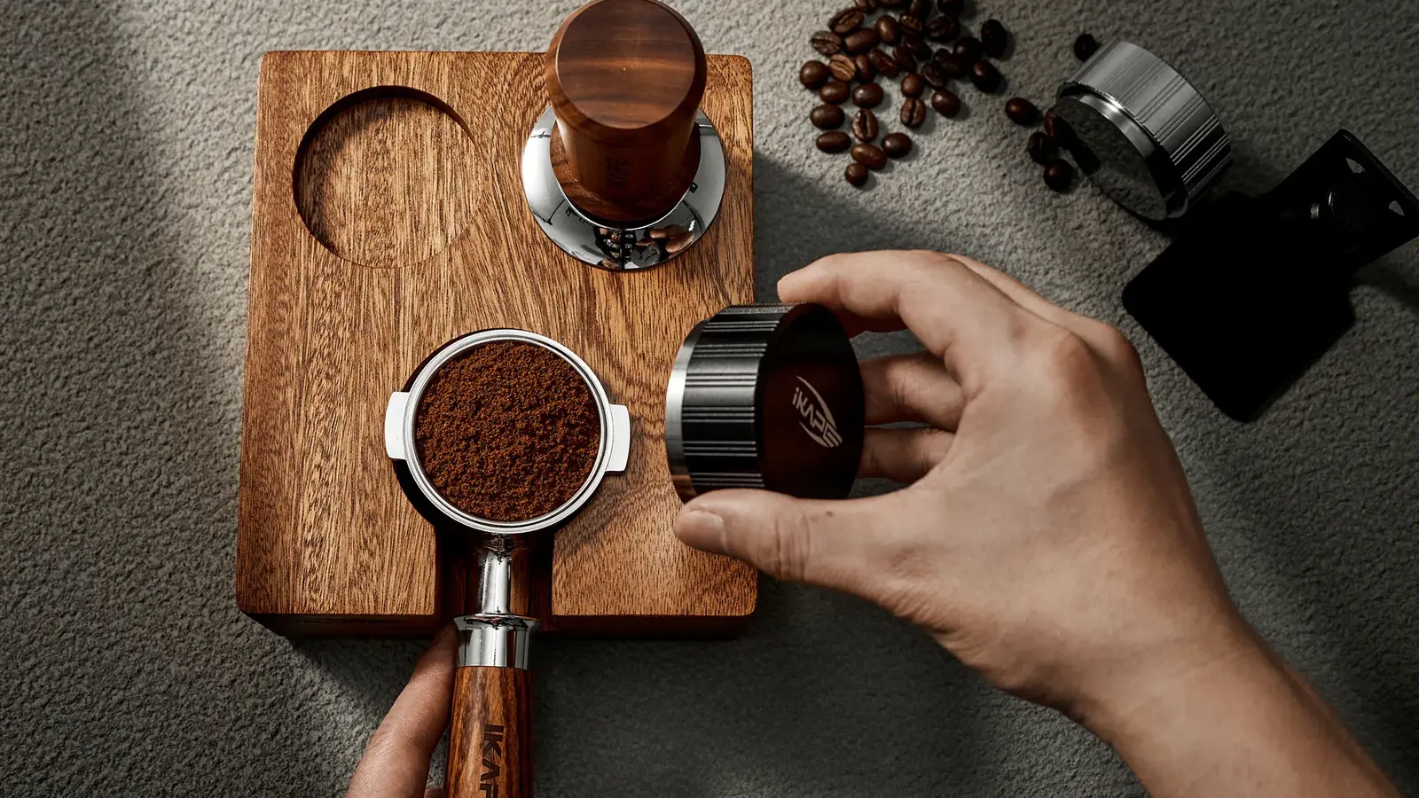 IKAPE Espressowerkzeuge auf einer Arbeitsplatte
